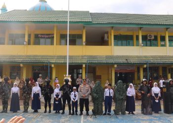 Wakapolda Bengkulu Pimpin Upacara Bendera di SMPN 2 Kota Bengkulu, Kenalkan Peran Brimob dan Serahkan Bantuan Alat Olahraga