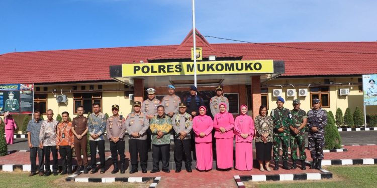 Kapolda Bengkulu Kunjungi Polres Mukomuko, Resmikan Gedung Bhayangkari, Tanam Pohon dan Lepas Tukik di Pantai Air Patah