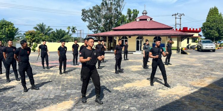 Personel Detasemen Gegana Satbrimob Polda Bengkulu Laksanakan Latihan Baton Stick