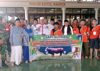 Bhabinkamtibmas Kelurahan Sumber Jaya Monitoring Penyerahan Sapi Bantuan Presiden RI di Masjid Baitul Makmur