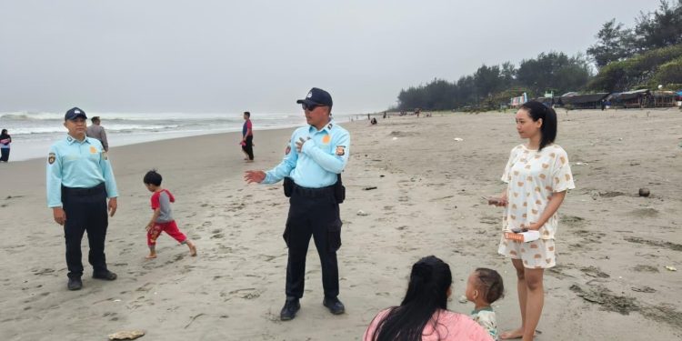 Jaga Kawasan Wisata Tetap Kondusif, Ditpamobvit Polda Bengkulu Intensifkan Patroli Dialogis di Pantai Panjang
