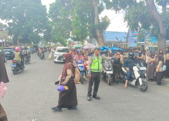Satlantas Polres Rejang Lebong Laksanakan Gatur Siang, Arus Lalu Lintas di Depan SMPN 1 dan SMAN 1 Curup Lancar