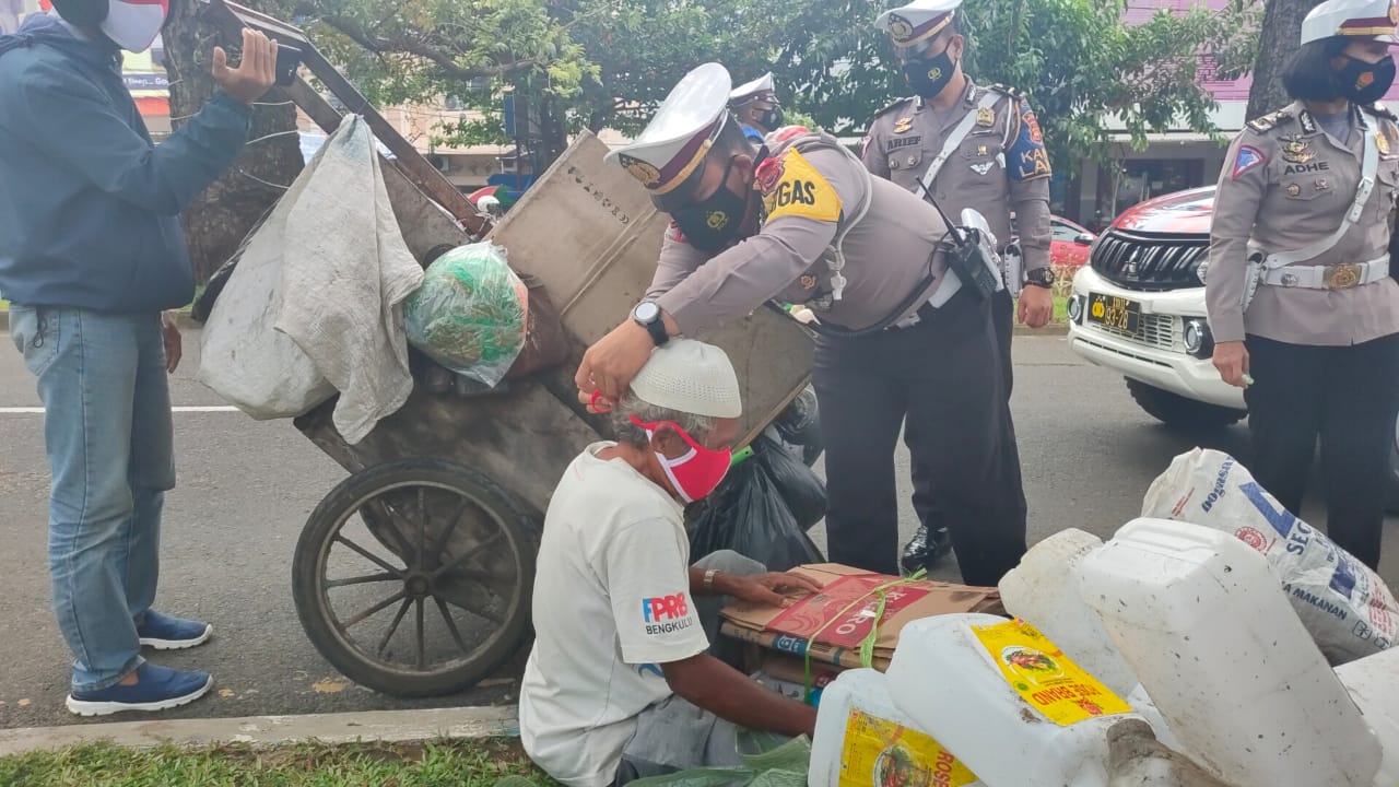 Sat Lantas Polres Bengkulu Berikan Bantuan Masker dan Sembako Kepada Pemulung