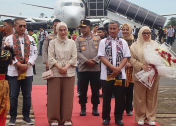 Kapolda Bengkulu dan As SDM Polri Tiba di Bengkulu, Disambut Tarian Adat
