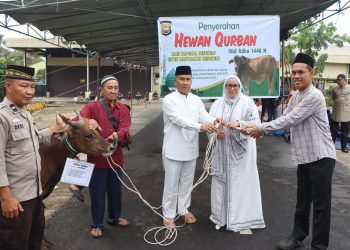 Kapolda Bengkulu dan Wakapolda Bengkulu Serahkan Hewan Kurban untuk 10 Masjid dan Penyembelihan di Mapolda