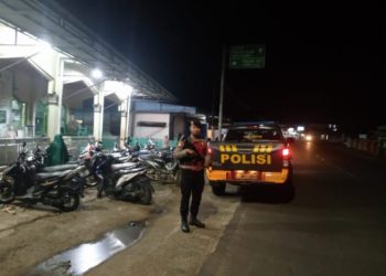 Personel Polres Bengkulu Tengah Laksanakan Pengamanan Sholat Isya dan Tarawih di Masjid Al-Falah Desa Karang Tinggi