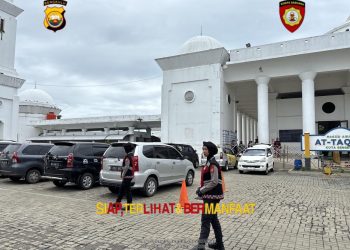 Polwan Direktorat Samapta Polda Bengkulu Patroli Amankan Sholat Jumat di Masjid Kota Bengkulu