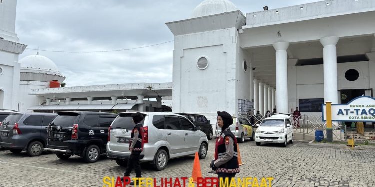 Polwan Direktorat Samapta Polda Bengkulu Patroli Amankan Sholat Jumat di Masjid Kota Bengkulu