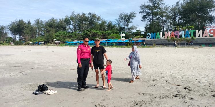 Ditpamobvit Polda Bengkulu Hadir di Tengah Masyarakat: Patroli Dialogis di Wisata Pantai Pasir Putih dan Pantai Panjang