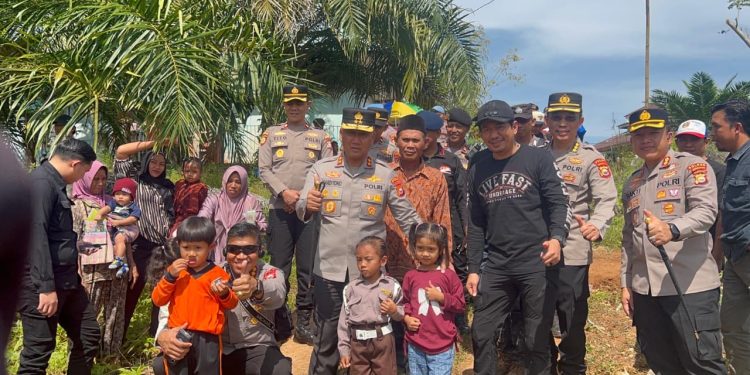 Kapolda Bengkulu Pimpin Offroad Jelajah Berkah Bhayangkara ke 2 di Batik Nau, Bengkulu Utara : Salurkan Bansos untuk Warga Terpencil