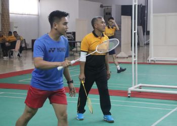 Kapolda Bengkulu Bermain Badminton Bersama Personel Polda Bengkulu