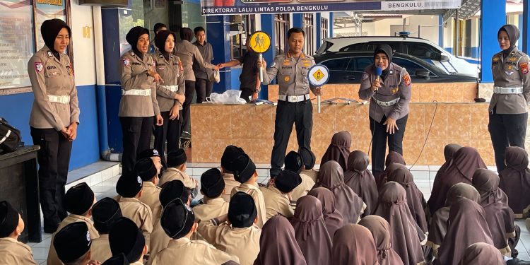 Dirlantas Polda Bengkulu Pimpin Langsung Polsanak: Kenalkan Rambu Lalu Lintas Hingga Ajak Anak Naik Mobil Patwal