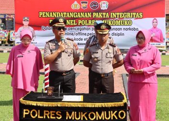 Polres Mukomuko Perkuat Komitmen Integritas Melalui Penandatanganan Pakta Integritas Pencegahan Narkoba, Judi, dan Pelanggaran Disiplin