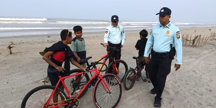 Subdit Wisata Dit Pamobvit Polda Bengkulu Gelar Patroli Dialogis di Kawasan Pantai Panjang