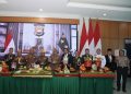 Kapolda Bengkulu Hadiri Upacara Peringatan HUT TNI Ke-81 di Makorem 041/Gamas, Berikan Tumpeng Sebagai Wujud Sinergitas TNI-Polri