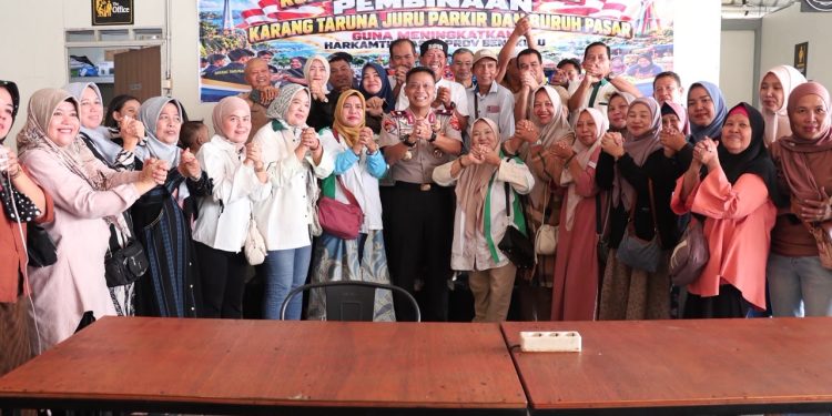 Wujudkan Program Quick Wins Kapolri, Wakapolda Bengkulu Ngopi Bareng Karang Taruna, Juru Parkir dan Buruh Pasar di Suka Ramai