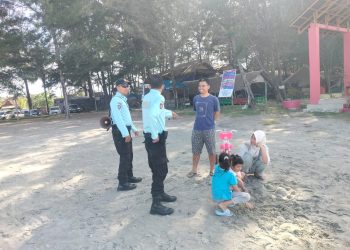 Ditpamobvit Polda Bengkulu Gelar Patroli Dialogis bersama Masyarakat yang Berlibur di Objek Wisata Pantai Panjang dan Pasir Putih