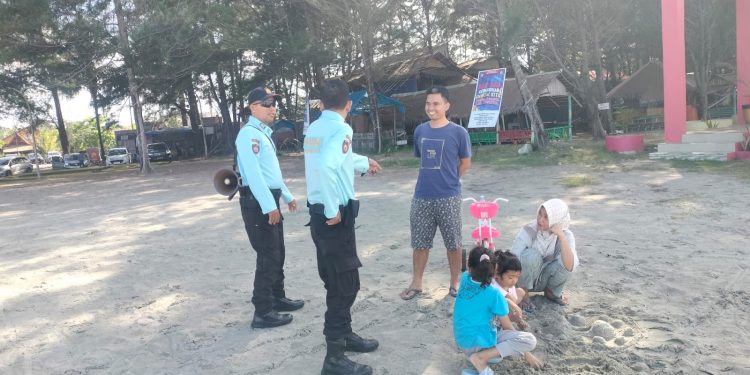 Ditpamobvit Polda Bengkulu Gelar Patroli Dialogis bersama Masyarakat yang Berlibur di Objek Wisata Pantai Panjang dan Pasir Putih