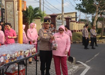 Kapolda Bengkulu bersama Ketua Pengurus Yayasan Kemala Bhayangkari (YKB) Daerah Bengkulu Berbagi Takjil di Mapolda Bengkulu