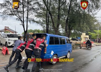 Anggota Piket Pos Shelter Bantu Dorong Mobil Warga yang Mogok di Jalan