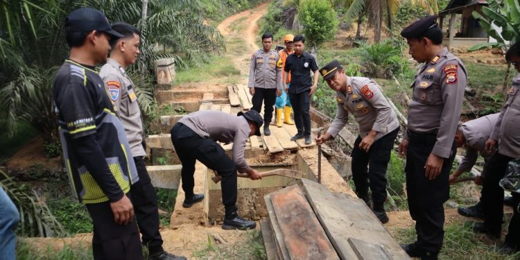 POLRES BENGKULU SELATAN GELAR KEGIATAN PERBAIKAN JEMBATAN MERAH PUTIH PRESISI DI DESA BANDAR AGUNG