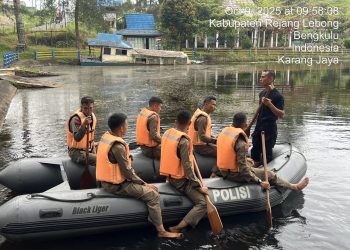 Batalyon A Pelopor Satbrimob Polda Bengkulu Gelar Latihan Mendayung Perahu Karet