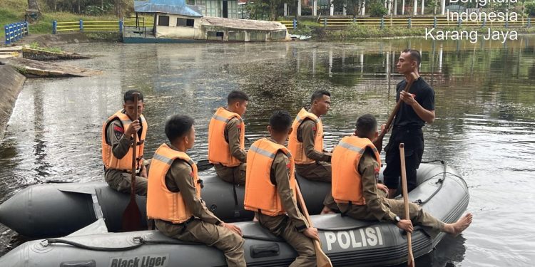Batalyon A Pelopor Satbrimob Polda Bengkulu Gelar Latihan Mendayung Perahu Karet