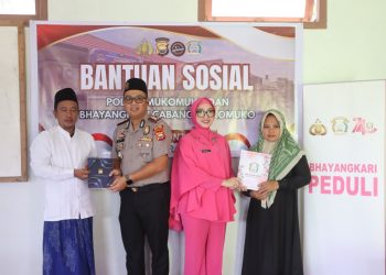 Peduli Sesama, Kapolres Mukomuko Bersama Ketua Bhayangkari Salurkan Bantuan ke Ponpes Miftahul ’Ulum