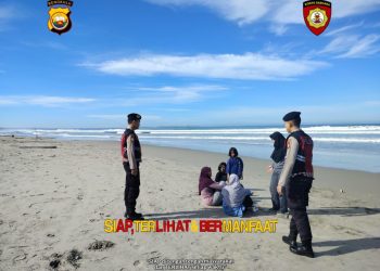 Patroli Jalan Kaki di Pantai Panjang, Ditsamapta Hadir Jaga Keamanan Wisata Pagi Hari