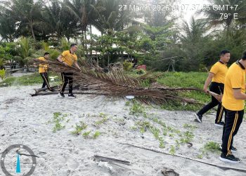 Personel Ditreskrimsus dan Ditresnarkoba Polda Bengkulu Bersihkan Pantai Kualo, Dukung Program Gerakan ASRI