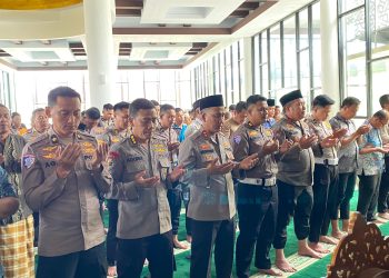 Kapolda Bengkulu dan Personel Polda Bengkulu Laksanakan Shalat Gaib untuk Pengemudi Ojol (Ojek Online)