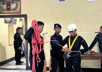 Personel Detasemen Gegana Satbrimob Polda Bengkulu Laksanakan Pengenalan dan Penggunaan Alat Vertikal Rescue