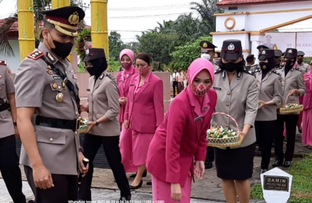 Jelang Hari Bhayangkara Ke-76, Polres BU Ziarah dan Tabur Bunga di TMP Ratu Samban