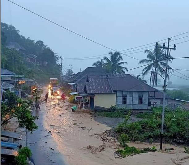 Polres Lebong, Koramil dan Warga Gotong-Royong Bersihkan Material Banjir di Desa Kota Donok