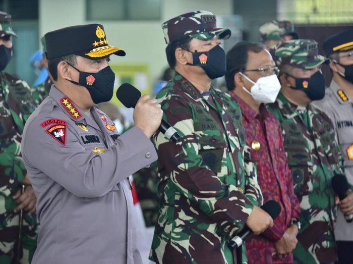 Kapolri Bersama Panglima TNI Tinjau Pelaksanaan Vaksinasi TNI Polri di Bali