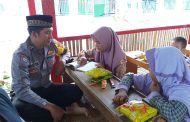 Ipda Suharno dan Bhabinkamtibmas mengajar Baca Tulis Alquran dan Setor Hafalan Surah Alquran di Pondok mengaji desa Padang Manis
