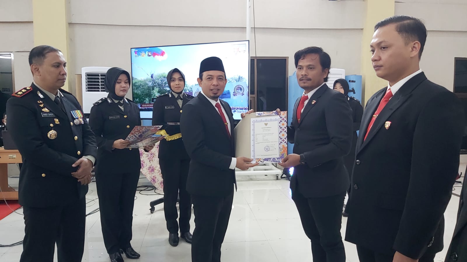 Berhasil Jaga Situasi Kamtibmas Kota Bengkulu, Personil Polres Bengkulu Terima Penghargaan Dari Pemkot